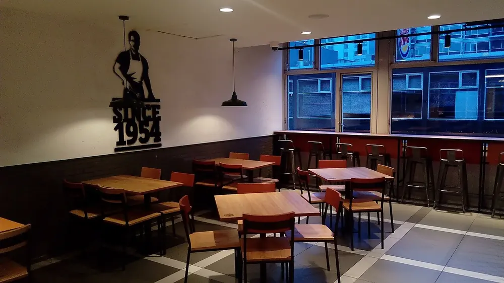 Interior de la hamburguesería